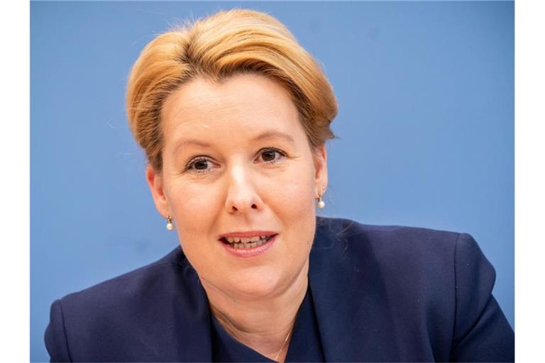 Bundesfamilienministerin Franziska Giffey (SPD) kann ihren Doktortitel behalten. Foto: Michael Kappeler/dpa