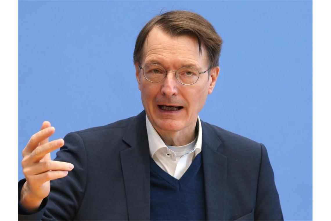 Corona-Kurs: Streit um Impfpflichten und Lockerungen Bundesgesundheitsminister Karl Lauterbach verurteilt die Lkw-Demonstrationen gegen Corona-Maßnahmen „von selbstgerechten Menschen, von denen wir nicht viel lernen können“. Foto: Wolfgang Kumm/dpa