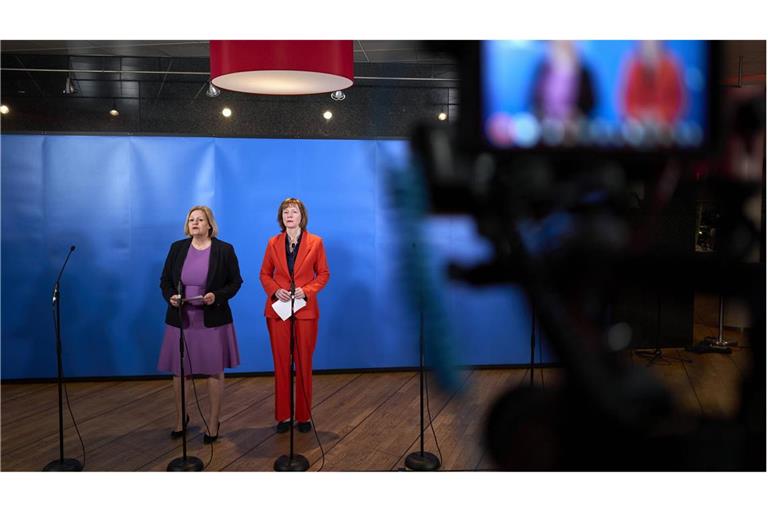 Bundesinnenministerin Nancy Faeser (links) und Karin Welge, Verhandlungsführerin Vereinigung der kommunalen Arbeitgeberverbände (VKA), geben nach den Tarifverhandlungen für den öffentlichen Dienst ein Statement.