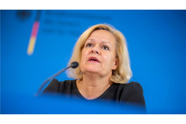 Bundesinnenministerin Nancy Faeser (SPD) sagt: "Wir wollen eine transparente Fehlerkultur stärken und der Entstehung und Verfestigung von Vorurteilen und Diskriminierungen konsequent entgegentreten." (Archivfoto)