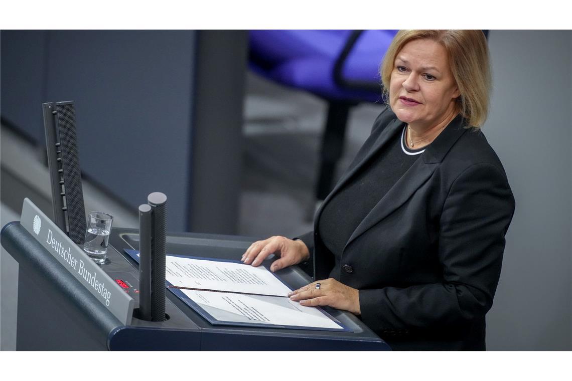 Bundesinnenministerin Nancy Faeser (SPD) verweist in ihrer Rede auf das Scheitern der Demokratie in der Weimarer Republik.