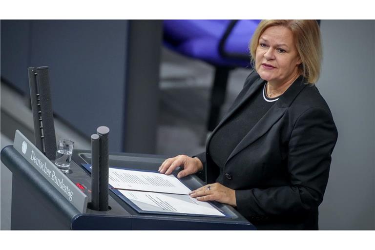 Bundesinnenministerin Nancy Faeser (SPD) verweist in ihrer Rede auf das Scheitern der Demokratie in der Weimarer Republik.