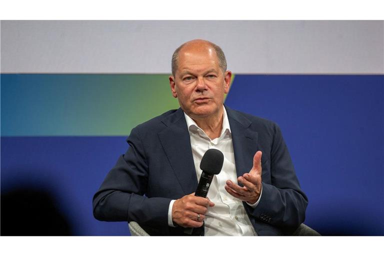 Bundeskanzler Olaf Scholz beantwortet beim Ostdeutschen Wirtschaftsforum in Bad Saarow die Fragen der Teilnehmer.