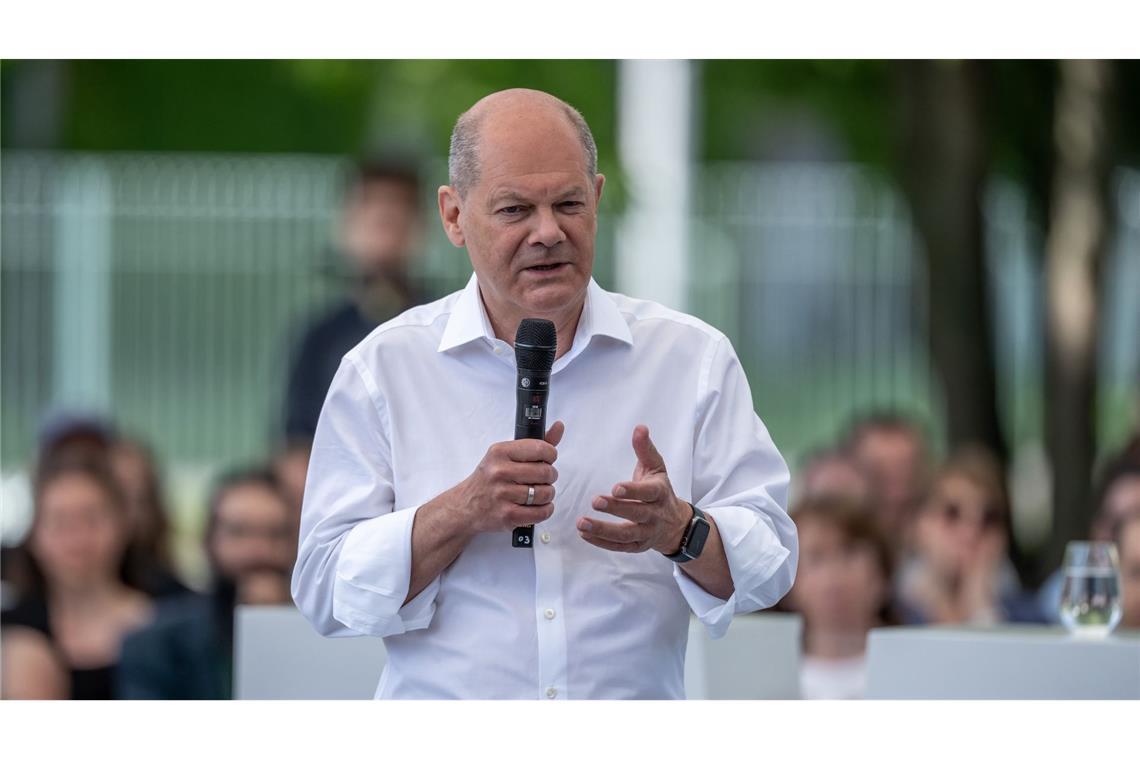 Bundeskanzler Olaf Scholz freut sich auf die Fußball-EM.