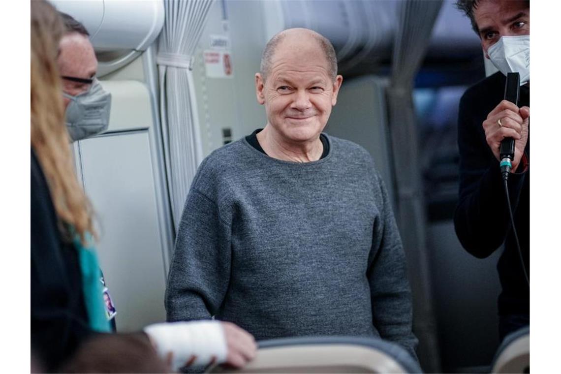 Viele fanden legeres Kanzler-Outfit im Flieger angemessen Bundeskanzler Olaf Scholz ganz locker im Pulli im Flieger nach Washington. Foto: Kay Nietfeld/dpa