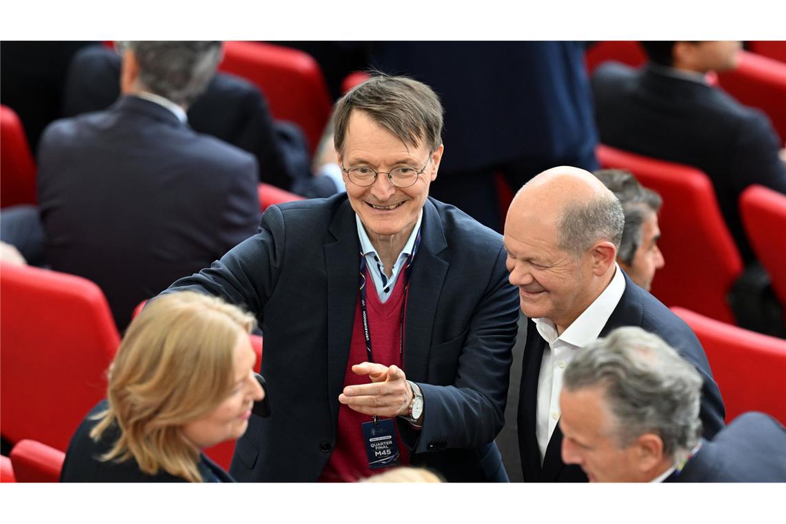 Bundeskanzler Olaf Scholz, Gesundheitsminister Karl Lauterbach (Mitte) und Bundestagspräsidentin Bärbel Bas bei der Fußball-EM im Stuttgarter Stadion