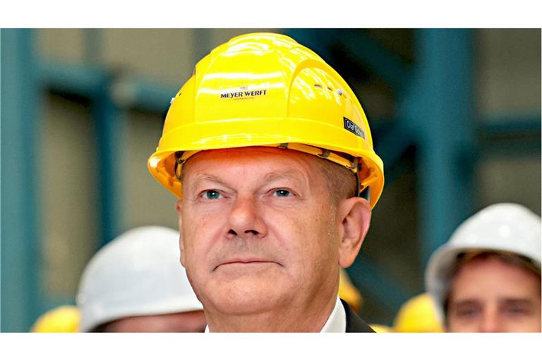 Bundeskanzler Olaf Scholz gibt bei der Meyer Werft in Papenburg den Retter. Oder soll die Werft den Kanzler retten?