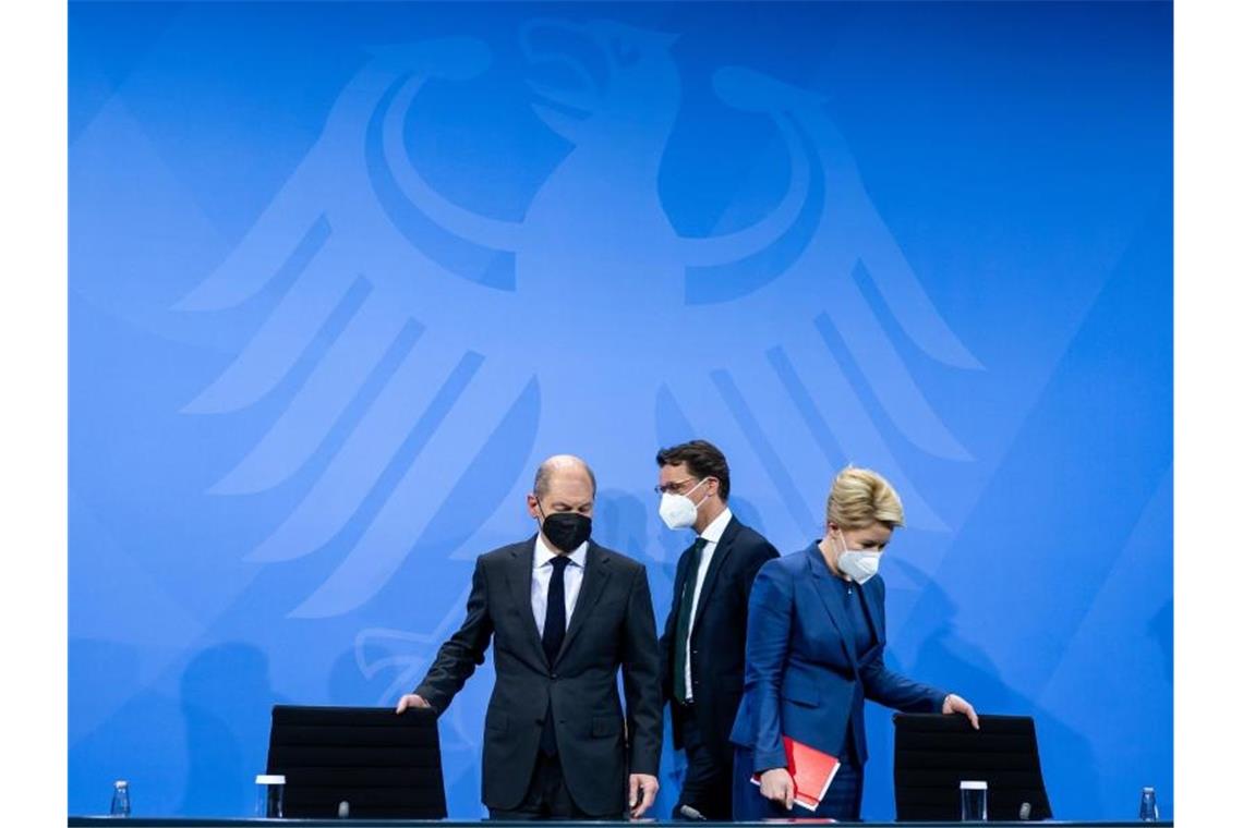 Corona-Gipfel: 2G plus für Restaurants und Kneipen Bundeskanzler Olaf Scholz (l, SPD) mit Hendrik Wüst (M, CDU), Ministerpräsident von Nordrhein-Westfalen, und Franziska Giffey (SPD), Regierende Bürgermeisterin von Berlin. Foto: Bernd von Jutrczenka/dpa Pool/dpa