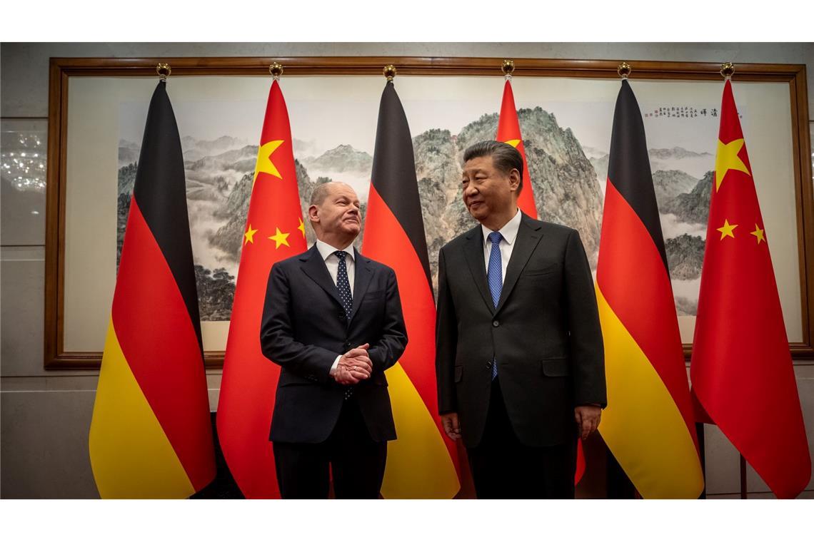 Bundeskanzler Olaf Scholz (l) wird von Chinas Staatschef Xi Jinping im Staatsgästehaus in Peking empfangen.