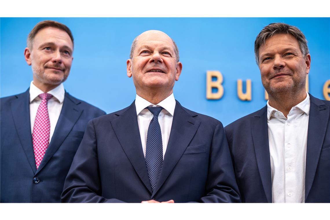 Bundeskanzler Olaf Scholz (M), Wirtschaftsminister Robert Habeck (r) und Finanzminister Christian Lindner (FDP) bei  einer Pressekonferenz zum Haushaltsplan 2025.