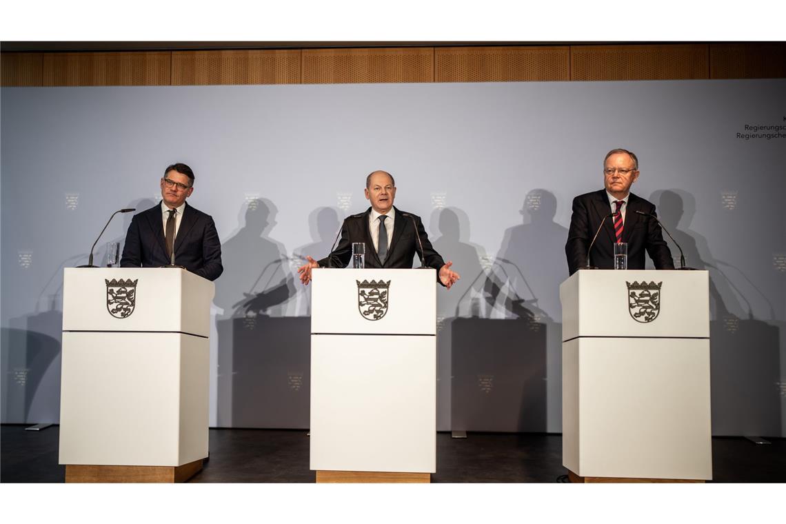 Bundeskanzler Olaf Scholz (Mi.) mit den Ministerpräsidenten Boris Rhein (li.) und Stephan Weil bei ihrer Pressekonferenz in Berlin
