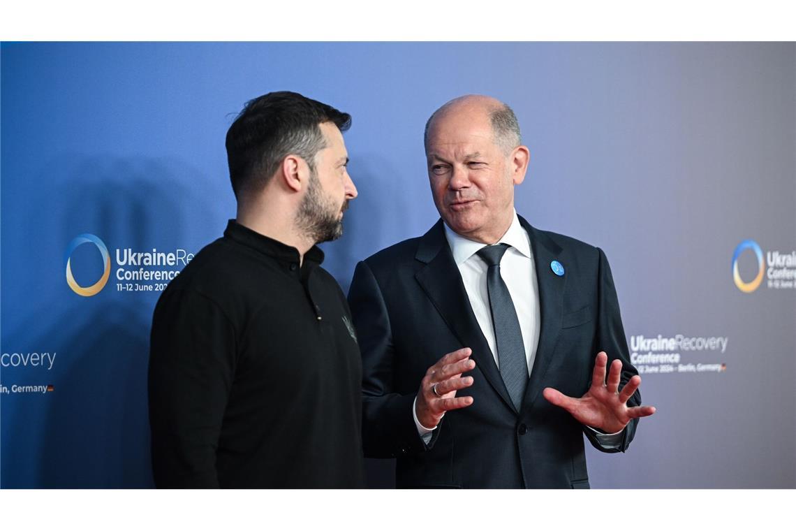 Bundeskanzler Olaf Scholz (r.) und der ukrainische Wolodymyr Selenskyj bei der Internationalen Konferenz zum Wiederaufbau der Ukraine.