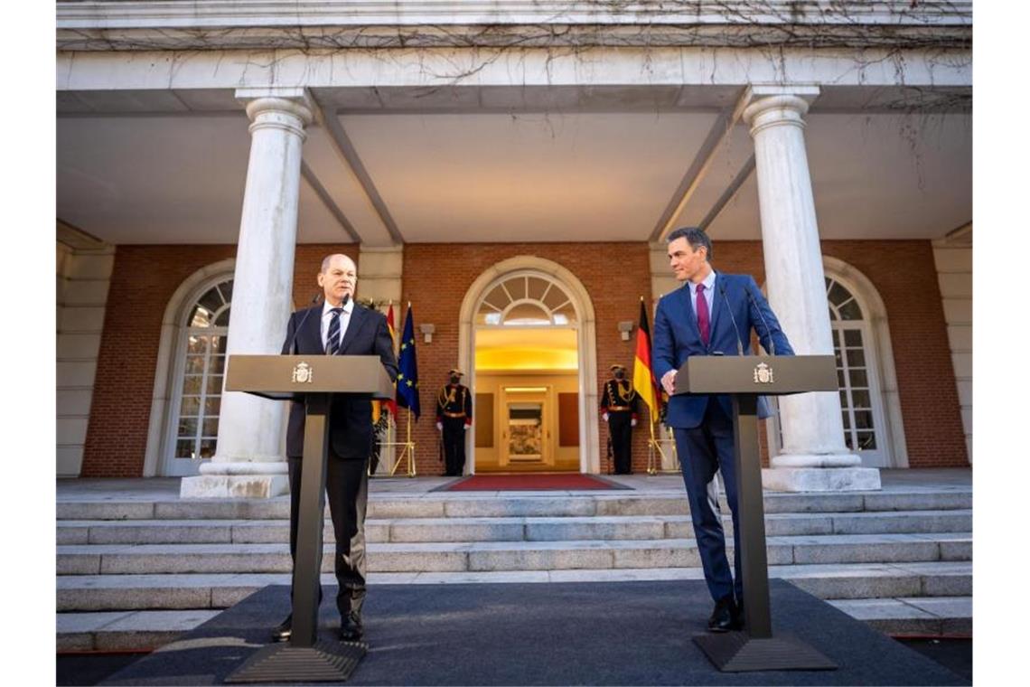 Ukraine überschattet Spanien-Besuch von Bundeskanzler Scholz Bundeskanzler Olaf Scholz Spaniens Ministerpräsidenten Pedro Sánchez (r) in Madrid. Foto: Michael Kappeler/dpa