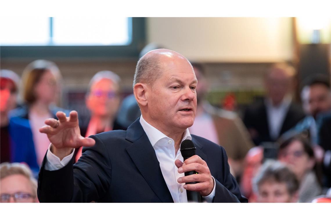 Bundeskanzler Olaf Scholz (SPD) beim Bürgerdialog seiner Partei im baden-württembergischen Nagold (Landkreis Calw).