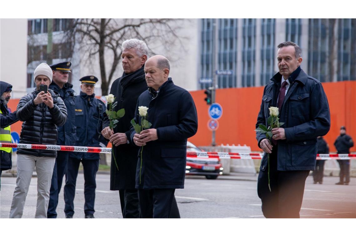 Bundeskanzler Olaf Scholz (SPD) hat am Ort des Anschlags mit Münchens Oberbürgermeister Dieter Reiter (SPD) und Bundesverkehrsminister Volker Wissing (FDP) zum Gedenken eine Rose niedergelegt.