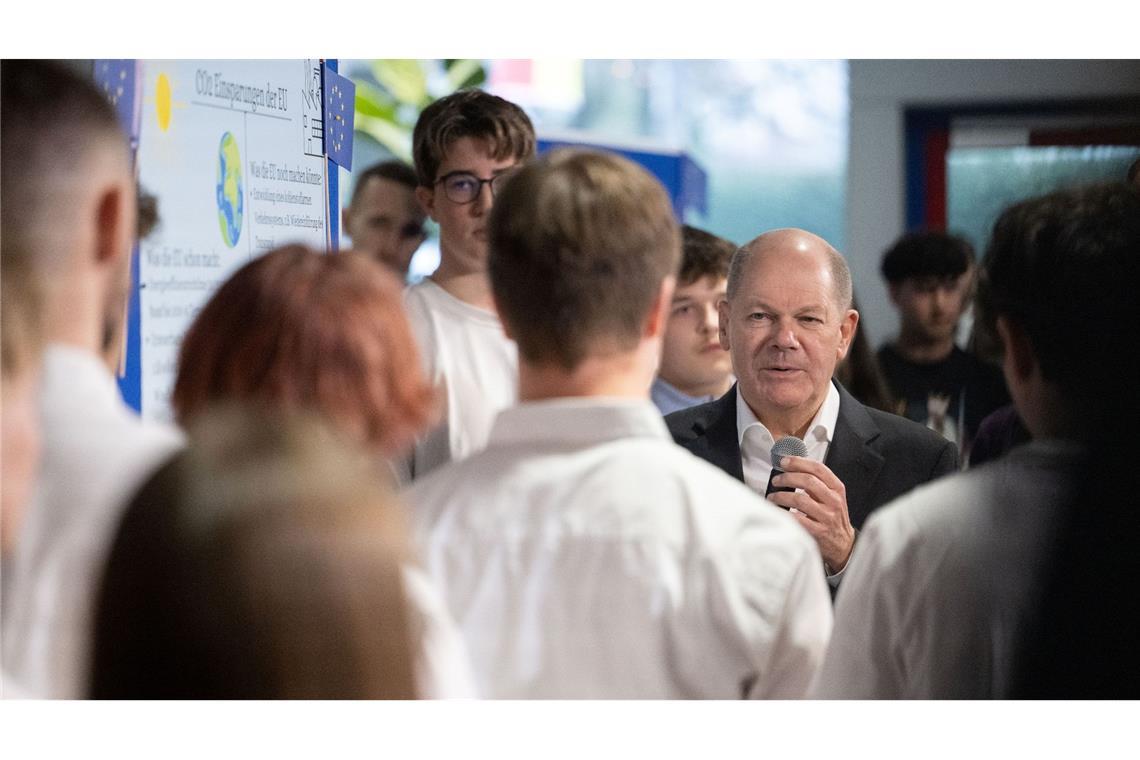Bundeskanzler Olaf Scholz (SPD) im Gespräch mit Schülern in einem beruflichen Schulzentrum im baden-württembergischen Sindelfingen.