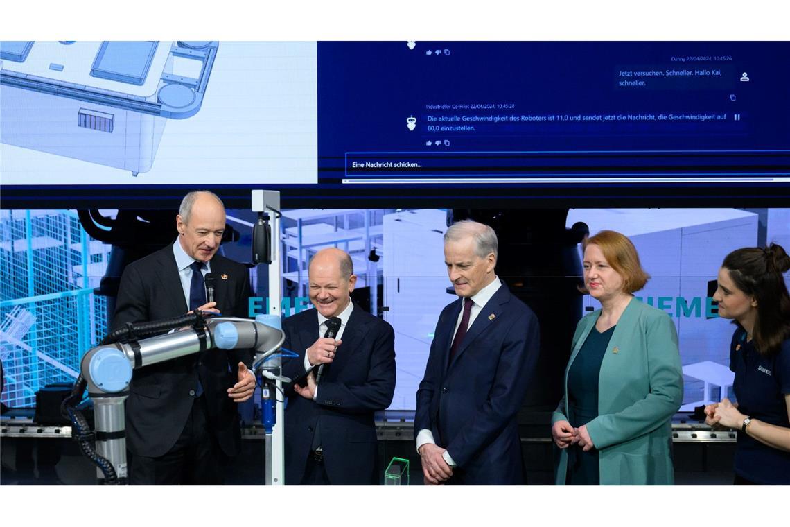 Bundeskanzler Olaf Scholz (SPD), Jonas Gahr Støre, Ministerpräsident von Norwegen und Bundesbildungsministerin Lisa Paus (Grüne) am Stand von Siemens. Links: Der CEO von Siemens, Roland Busch.