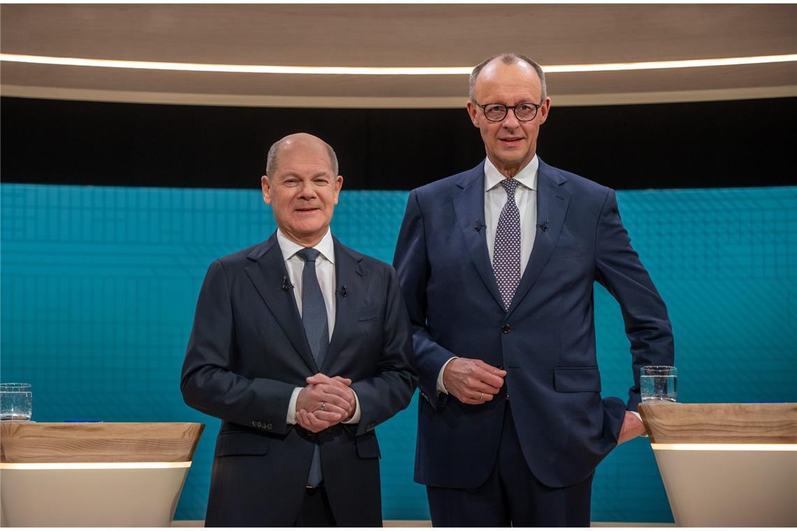 Bundeskanzler Olaf Scholz (SPD, l), steht neben Friedrich Merz, Unions Kanzlerkandidat und CDU Bundesvorsitzender, vor dem TV-Duell von ARD und ZDF.