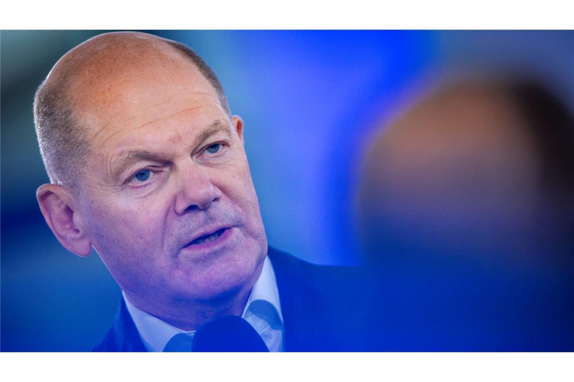 Bundeskanzler Olaf Scholz /(SPD) stellt sich in Schwerin den Fragen von Bürgern.