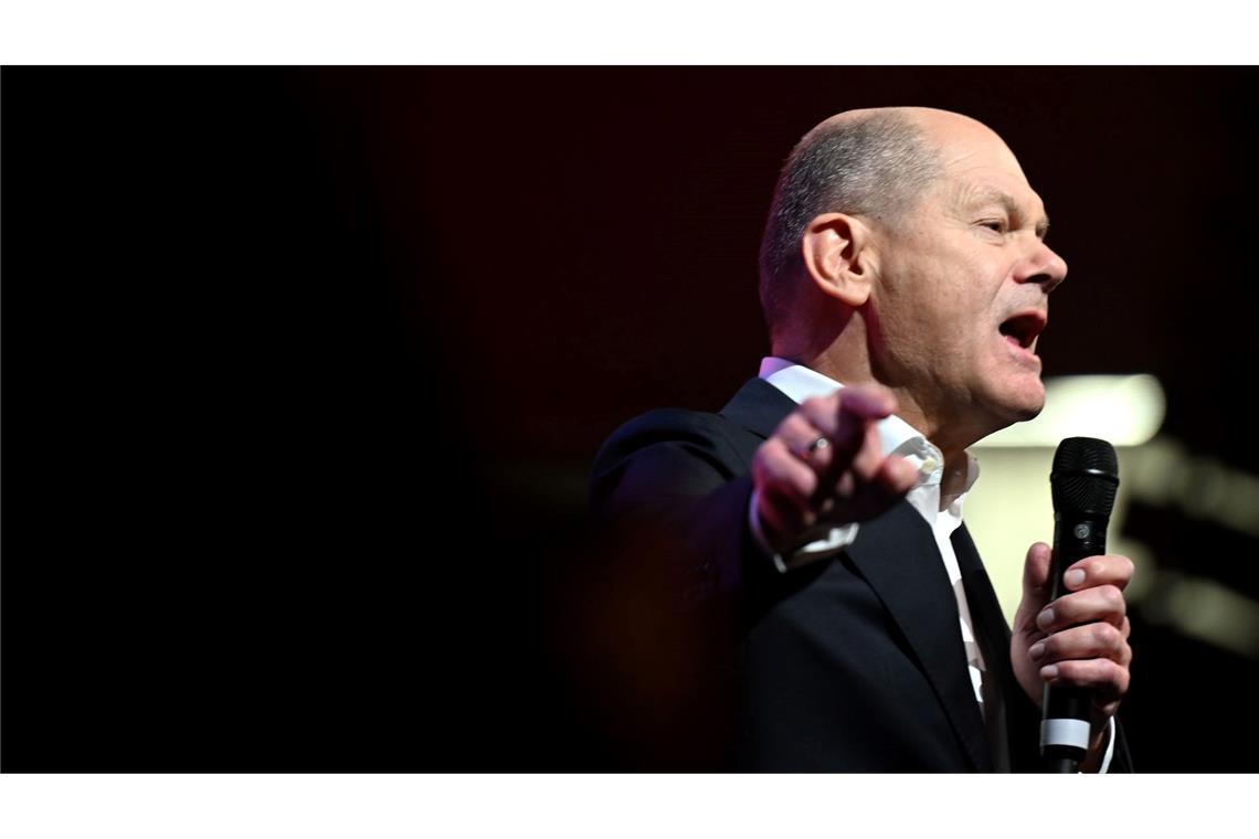 Bundeskanzler Olaf Scholz steht beim Wahlkampfabschluss der SPD in der Westfalenhalle auf der Bühne.