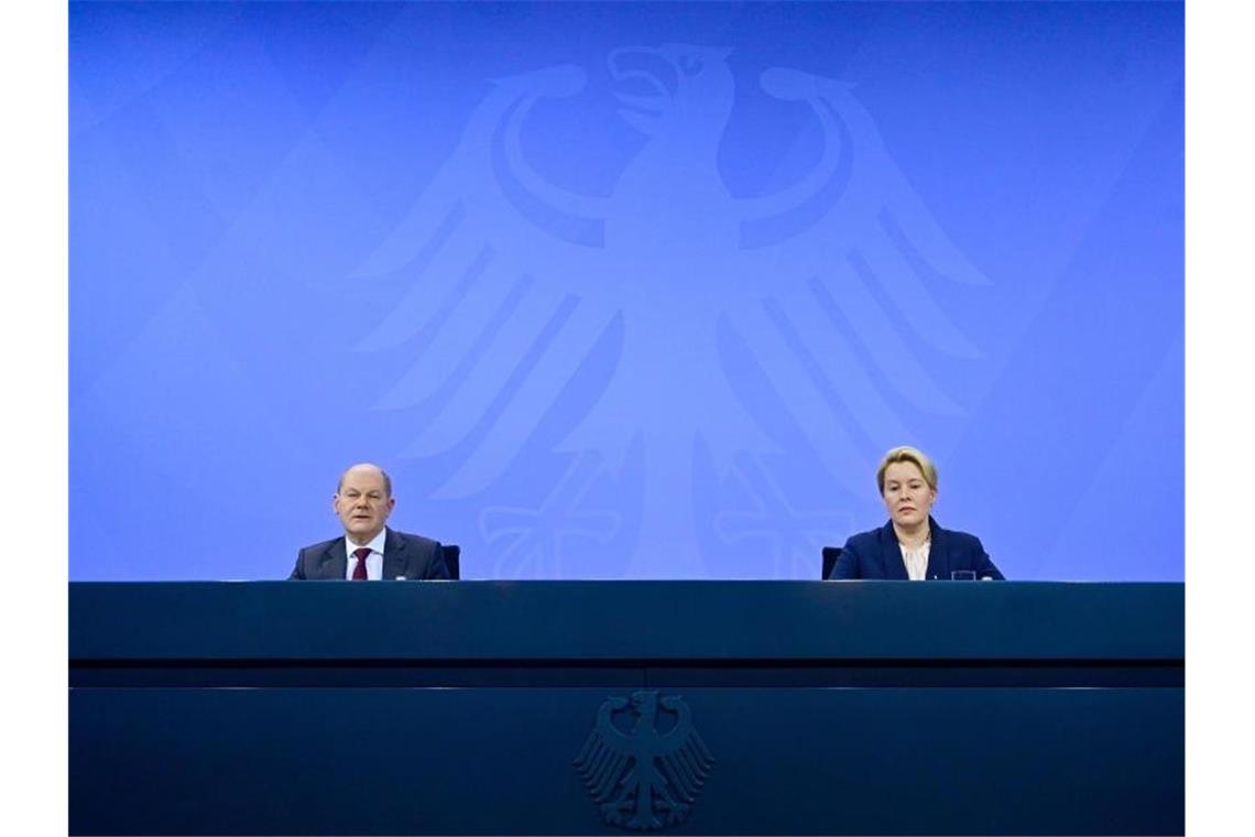Corona-Gipfel: 2G plus für Restaurants und Kneipen Bundeskanzler Olaf Scholz und Berlins Regierende Bürgermeisterin Franziska Giffey geben die Beschlüsse des Corona-Gipfels bekannt. Foto: John Macdougall/AFP Pool/dpa
