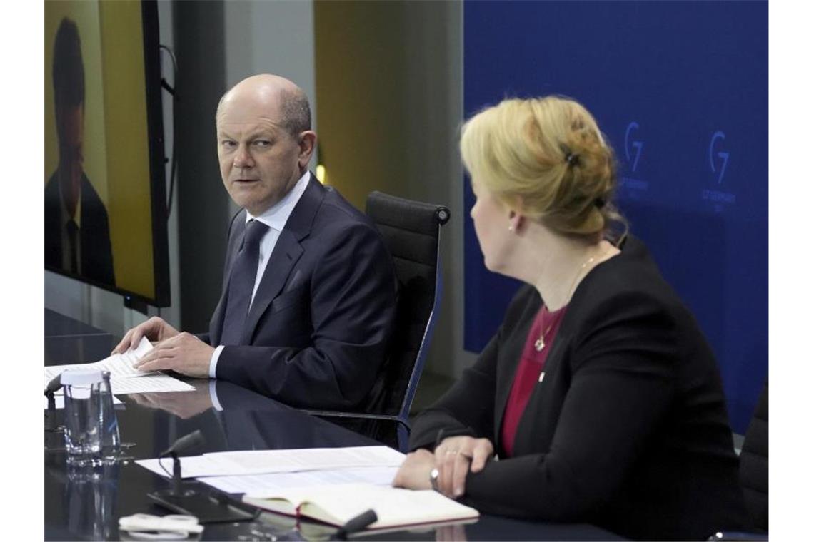 Streit über Corona-Kurs - Schlagabtausch zur Impfpflicht Bundeskanzler Olaf Scholz und Berlins Regierende Bürgermeisterin Franziska Giffey äüßern sich nach der Ministerpräsidentenkonferenz vor der Presse. Foto: Michael Sohn/POOL AP/dpa