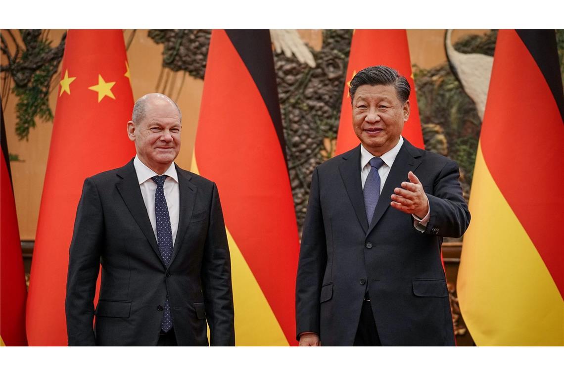 Bundeskanzler Olaf Scholz zusammen mit Chinas Präsident Xi Jinping in der Großen Halle des Volkes in Peking. (Archiv)