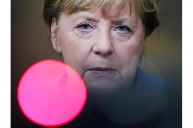 Bundeskanzlerin Angela Merkel Ende vergangener Woche bei einem Gespräch mit Journalisten. Foto: Olivier Hoslet/EPA Pool/AP/dpa