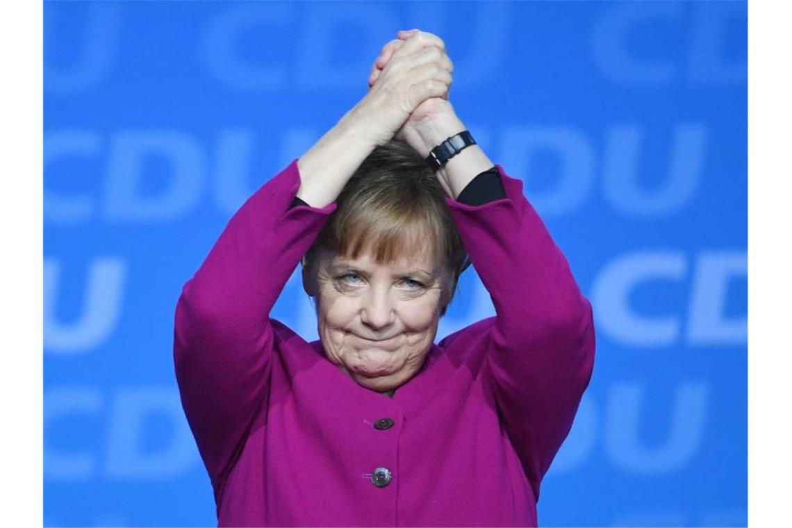 Großer Zapfenstreich für Merkel: „Farbfilm“ und etwas Gefühl Bundeskanzlerin Angela Merkel nach ihrer Rede beim 30. CDU-Parteitag im Jahr 2018. Foto: Ralf Hirschberger/dpa