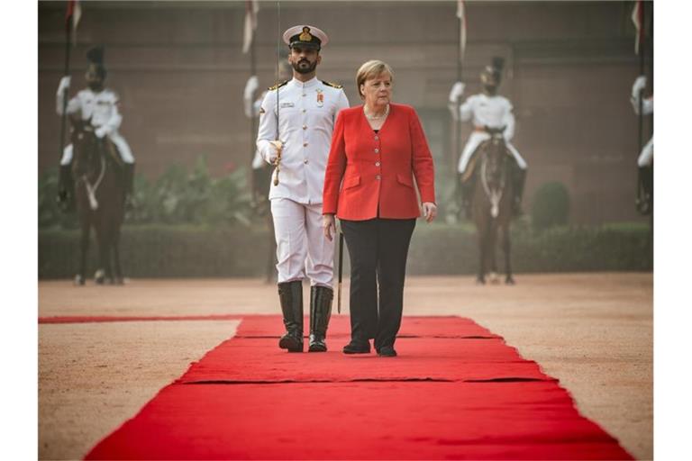 Bundeskanzlerin Angela Merkel wird bei ihrer Ankunft mit militärischen Ehren begrüßt. Foto: Michael Kappeler/dpa