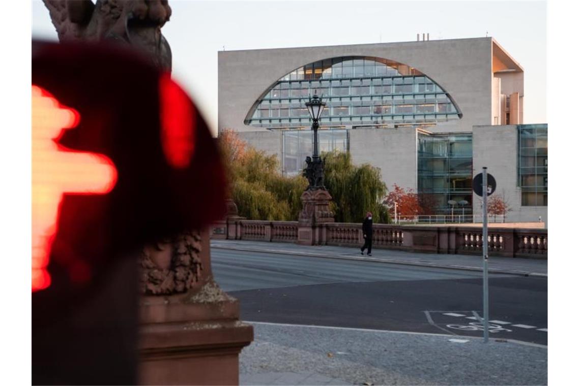 Bund und Länder appellieren: Kontakte noch mehr reduzieren Bundeskanzlerin Merkel und die Ministerpräsidenten beraten im Kanzleramt über die Infektionslage und Wirkung der bisherigen Maßnahmen im Teil-Lockdown. Foto: Bernd von Jutrczenka/dpa