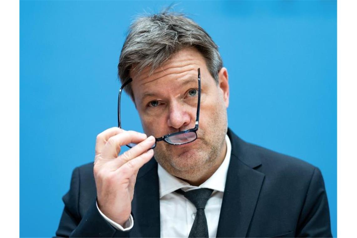 Habeck sieht Ausbau der erneuerbaren Energien auf gutem Weg Bundesklimaschutzminister Robert Habeck (Bündnis 90/Die Grünen) bei der Bundespressekonferenz. Foto: Bernd von Jutrczenka/dpa