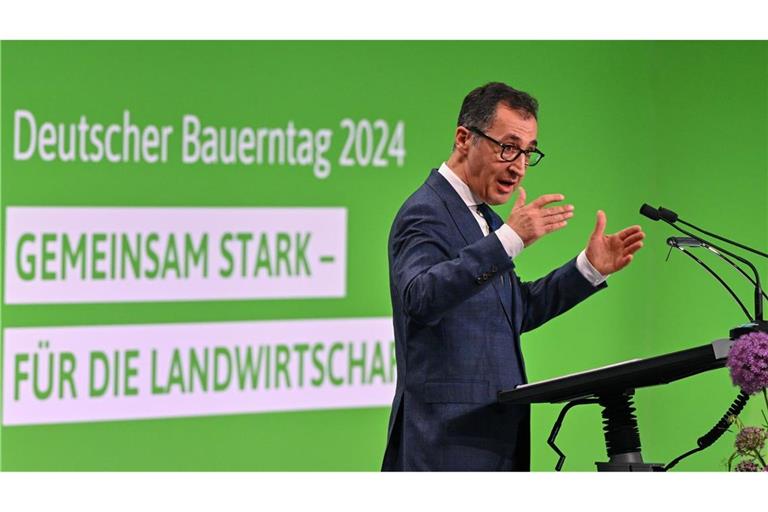 Bundeslandwirtschaftsminister Cem Özdemir beim Deutschen Bauerntag in Cottbus. Im Fokus stehen die angespannte Lage der Landwirtschaft und Rufe nach weiteren Entlastungen.