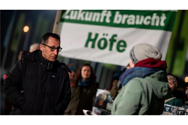 Bundeslandwirtschaftsminister Cem Özdemir hört sich an, was Aktivisten bei der Grünen Woche fordern.