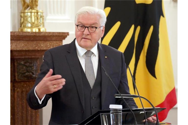 Bundespräsident Frank-Walter Steinmeier hält im Schloss Bellevue eine Ansprache. Foto: Wolfgang Kumm/dpa/Archivbild