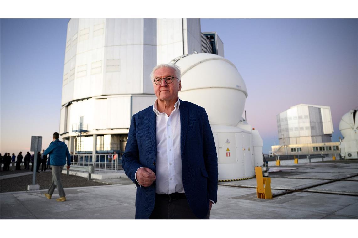 Bundespräsident Frank-Walter Steinmeier kann sich für Weltraumtechnik begeistern.