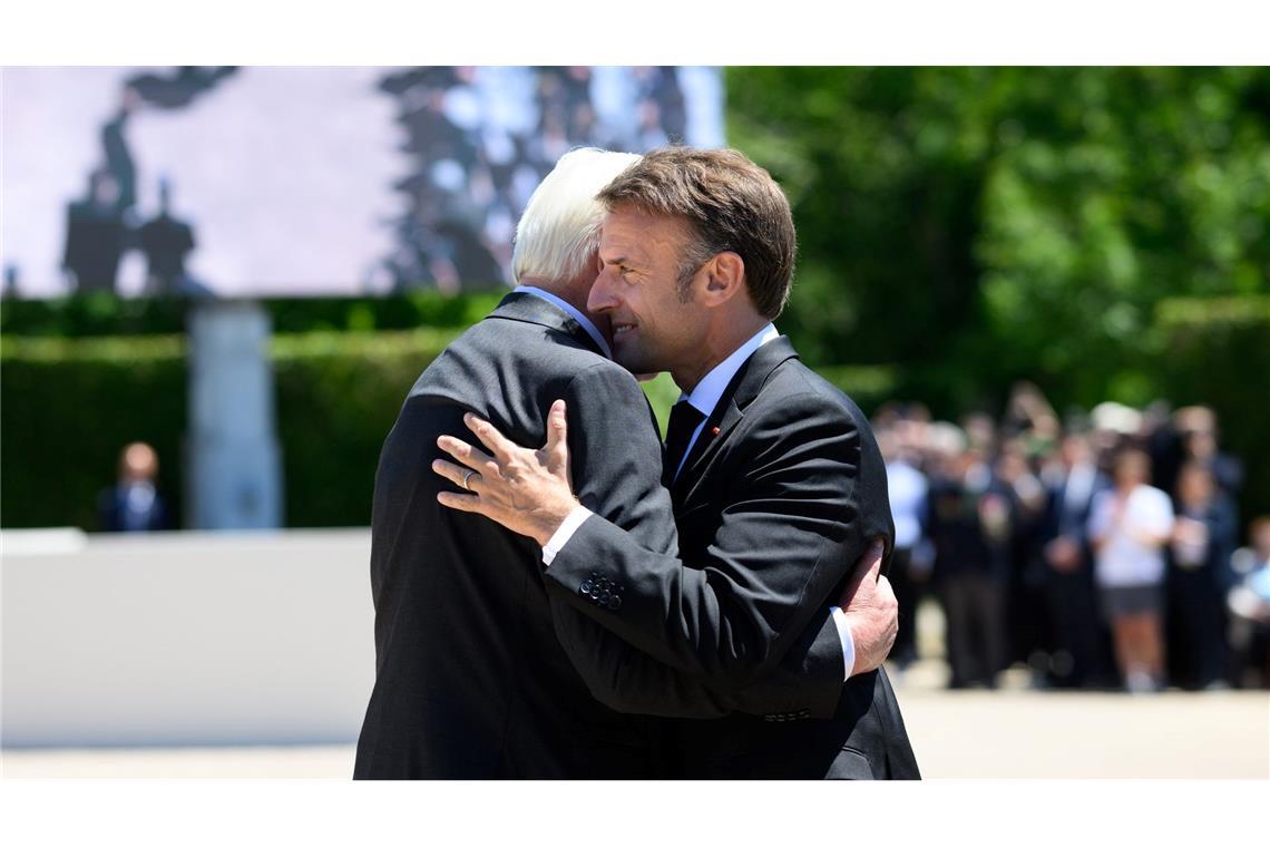 Bundespräsident Frank-Walter Steinmeier  (l) und Emmanuel Macron, Präsident von Frankreich, gedenken im französischen Dorf Oradour-sur-Glane gemeinsam der Opfer des SS-Massakers von 1944, bei dem 643 Zivilisten ermordet wurden.