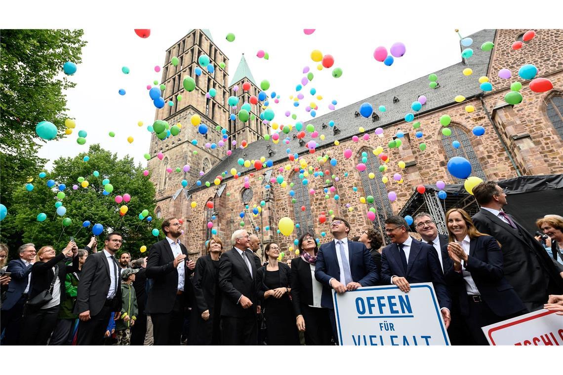 Bundespräsident Frank Walter-Steinmeier lässt zusammen mit Gästen 500 kunterbunte Luftballons nach einer Gedenkfeier zum fünften Todestag von Walter Lübcke in den Himmel vor der Martinskirche in Kassel steigen.