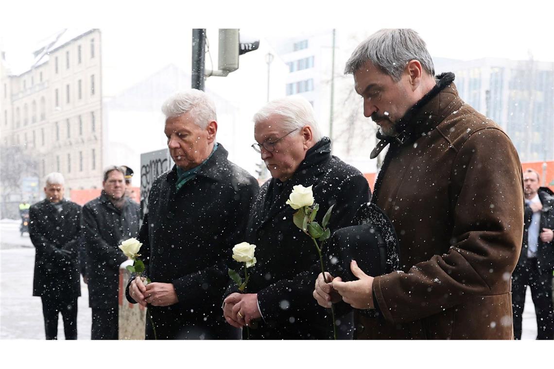 Bundespräsident Frank-Walter Steinmeier (M) besuchte den Tatort.