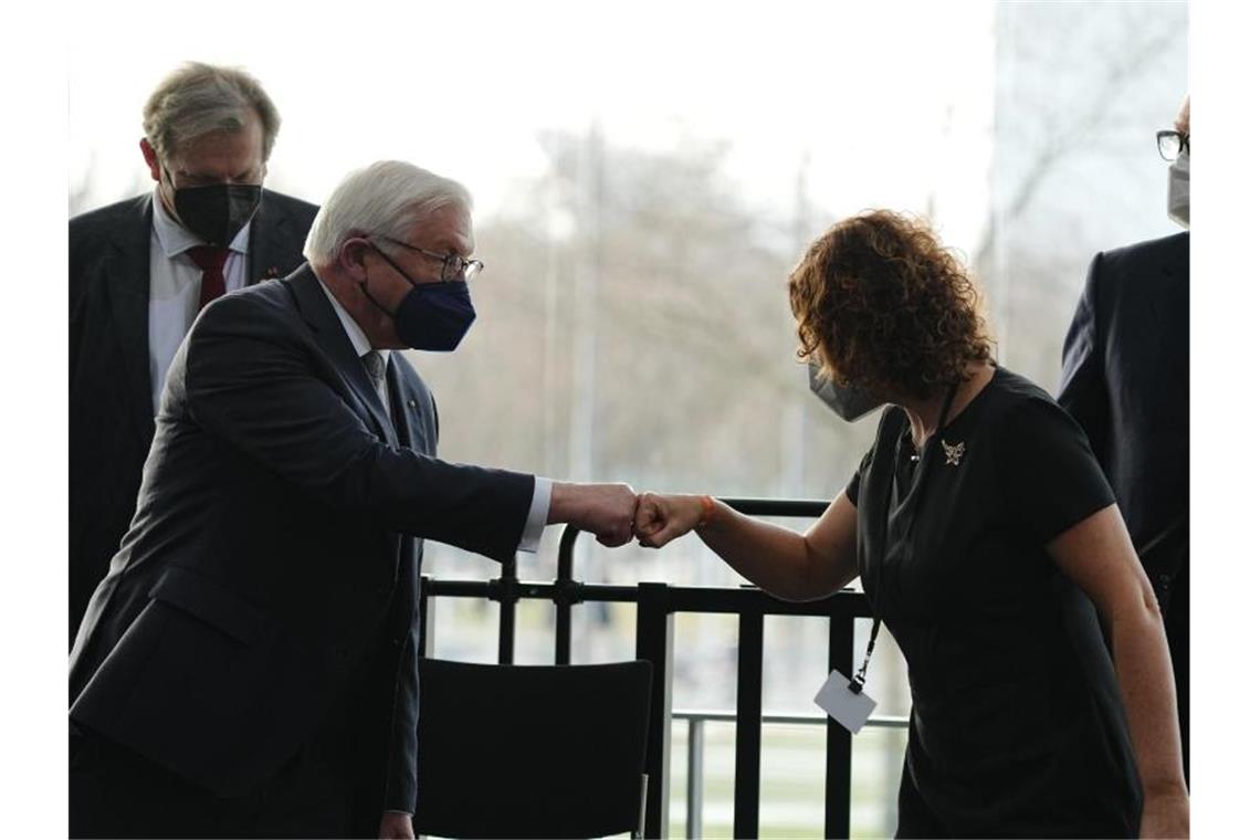 Steinmeier erneut zum Bundespräsidenten gewählt Bundespräsident Frank-Walter Steinmeier nimmt Glückwünsche von seinen Gegenkandidaten Gerhard Trabert (l.), Max Otte (r.) und Stefanie Gebauer entgegen. Foto: Kay Nietfeld/dpa