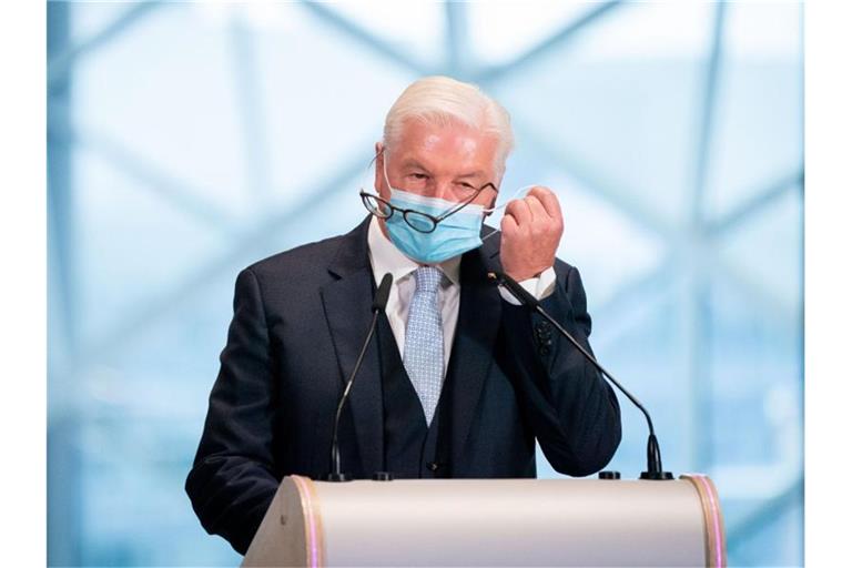 Bundespräsident Frank-Walter Steinmeier nimmt vor einer Rede die Maske ab. Foto: Kay Nietfeld/dpa/Archivbild