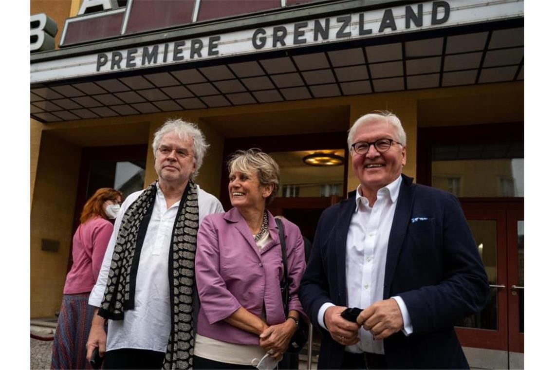 „Grenzland“: Steinmeier besucht Filmpremiere im Kino Bundespräsident Frank-Walter Steinmeier (r) steht mit dem Regisseur Andreas Voigt und der Produzentin Barbara Etz vor dem Kino. Foto: Christophe Gateau/dpa