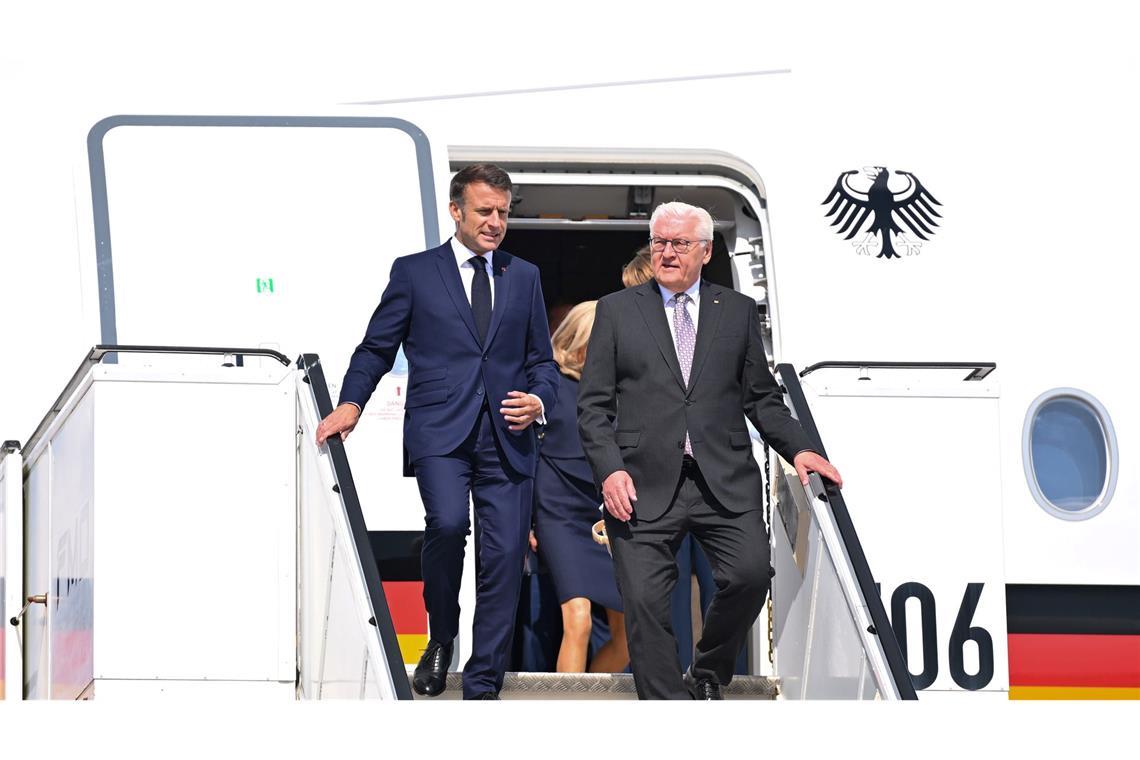 Bundespräsident Frank-Walter Steinmeier (r) und der französische Präsident Emmanuel Macron sind am Flughafen Münster/Osnabrück gelandet.