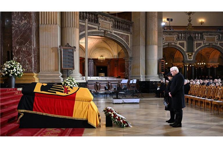 Bundespräsident Frank-Walter Steinmeier und Eva-Louise Köhler am Sarg des Altbundespräsidenten Horst Köhler