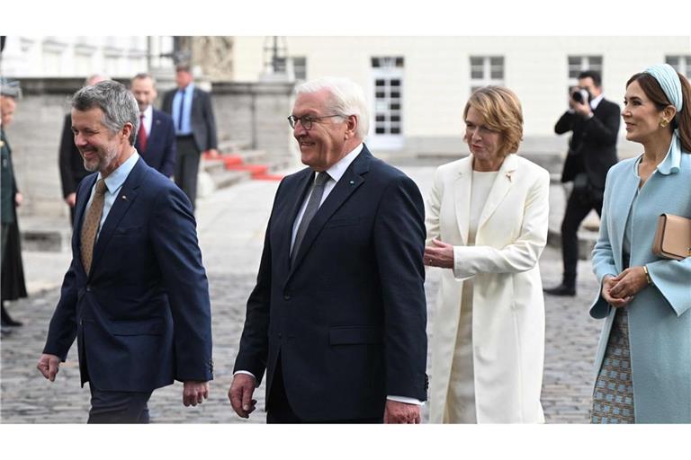 Bundespräsident Frank-Walter Steinmeier und seine Frau  Elke Buedenbender treffen mit  König von Dänemark, Frederik X.,  und  Königin Mary Elizabeth in Berlin ein.