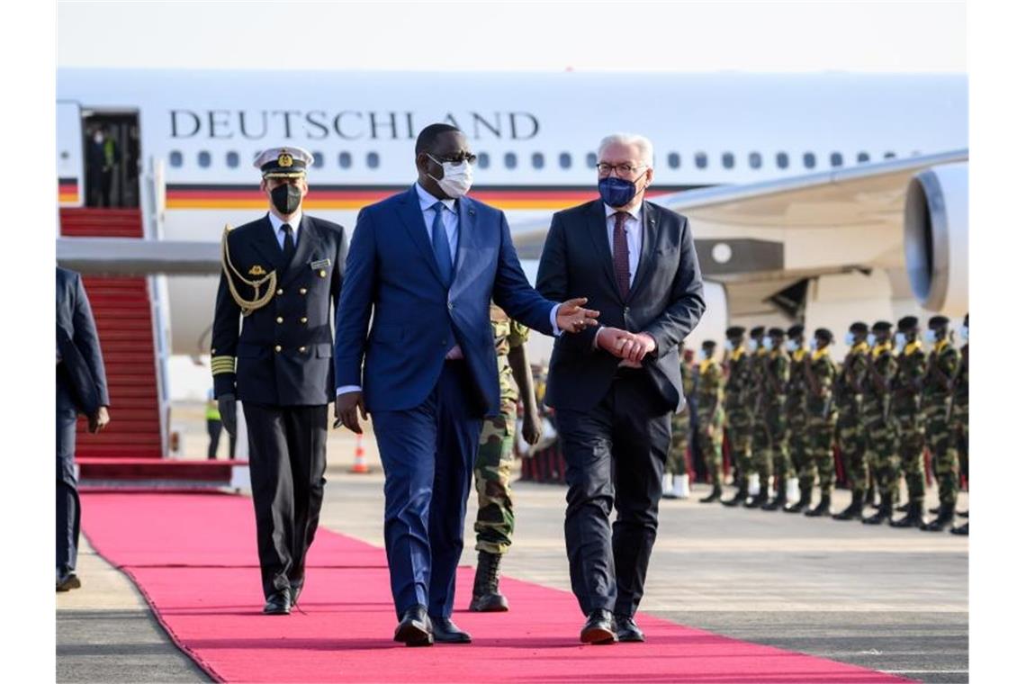 Steinmeier für engere Partnerschaft Europas mit Afrika Bundespräsident Frank-Walter Steinmeier wird am Flughafen Blaise Diagne in Dakar von Macky Sall, Präsident von Senegal, begrüßt. Foto: Bernd von Jutrczenka/dpa