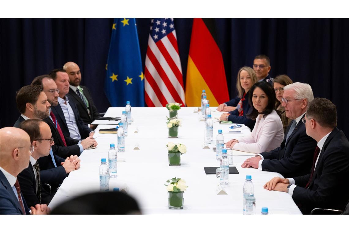 Bundespräsident Frank-Walter Steinmeier (Zweiter von rechts), J.D. Vance, US-Vizepräsident der Vereinigten Staaten von Amerika (Dritter von links), und Bundesaußenministerin Annalena Baerbock (Bündnis 90/Die Grünen, Dritte von rechts)   kommen bei der Münchner Sicherheitskonferenz zu Gesprächen zusammen.