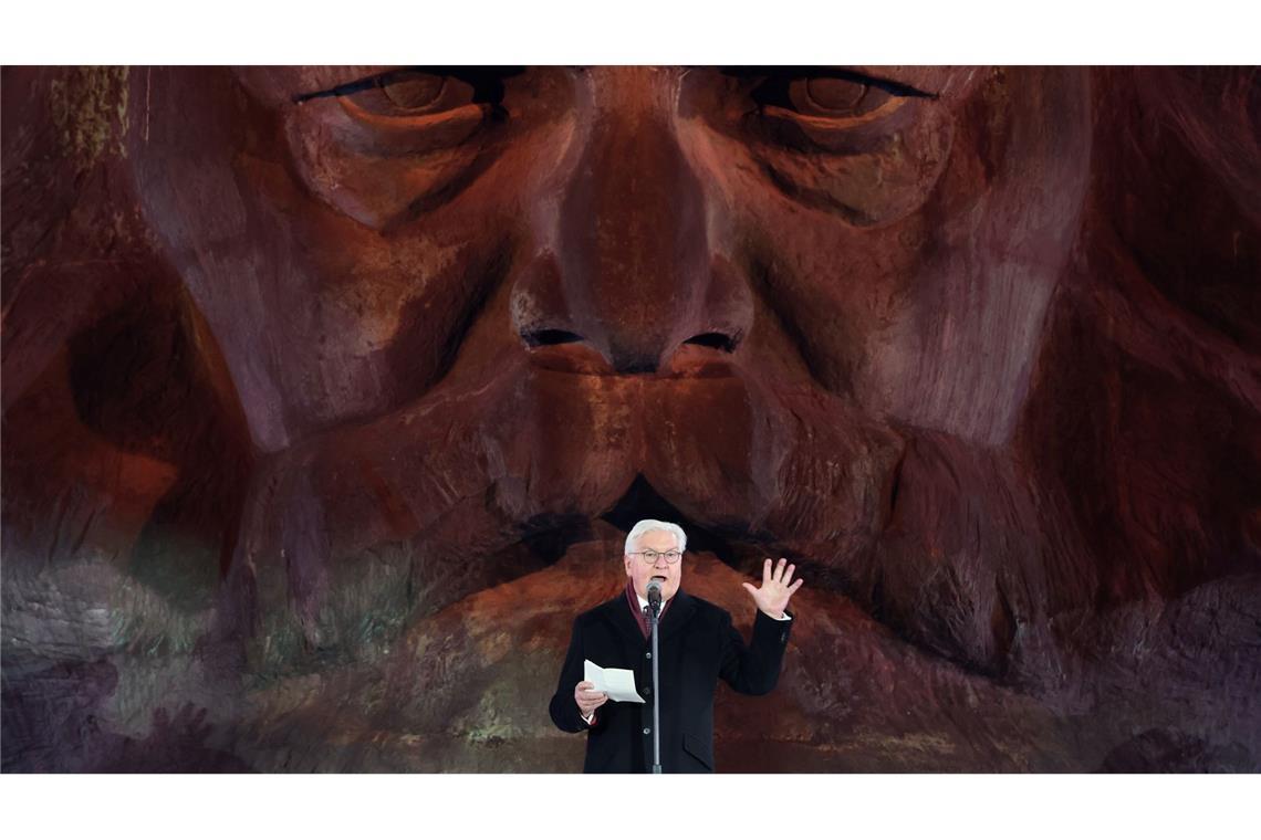 Bundespräsident Steinmeier eröffnet vor dem Chemnitzer Karl-Marx-Monument das Kulturhauptstadtjahr.