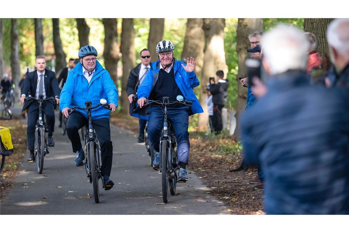 Bundespräsident Steinmeier per Fahrrad unterwegs zur "Ortszeit Deutschland"