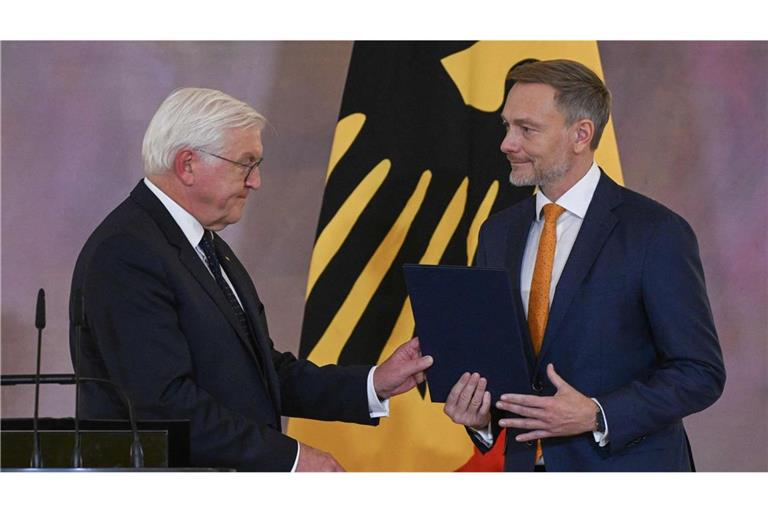 Bundespräsident Steinmeier überreichte auch Bundesfinanzminister Christian Lindner eine Entlassungsurkunde.